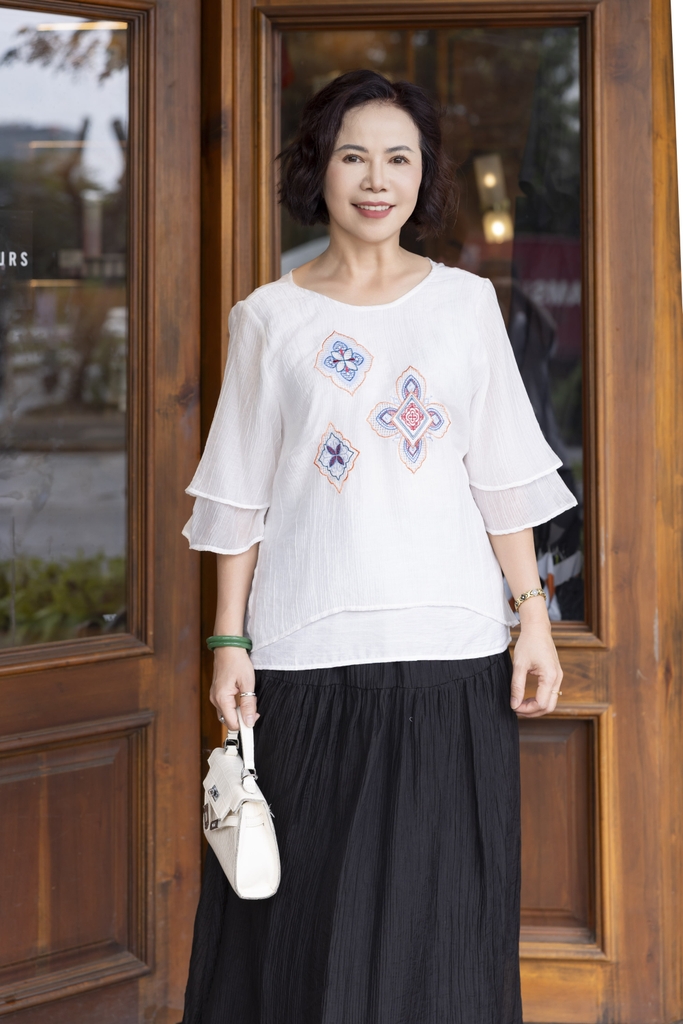M COLLECTION | Áo Kiểu Nữ Trung Niên Tặng Mẹ Tơ Dập Ly Có Lót Thêu Hoa Tay Lỡ Xếp Tầng Xẻ Tà A12886LW01