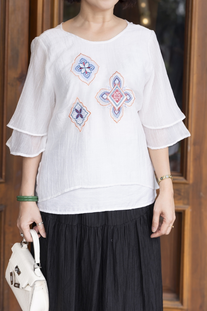 M COLLECTION | Áo Kiểu Nữ Trung Niên Tặng Mẹ Tơ Dập Ly Có Lót Thêu Hoa Tay Lỡ Xếp Tầng Xẻ Tà A12886LW01