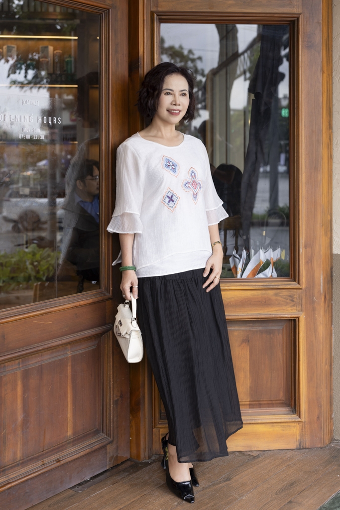 M COLLECTION | Áo Kiểu Nữ Trung Niên Tặng Mẹ Tơ Dập Ly Có Lót Thêu Hoa Tay Lỡ Xếp Tầng Xẻ Tà A12886LW01