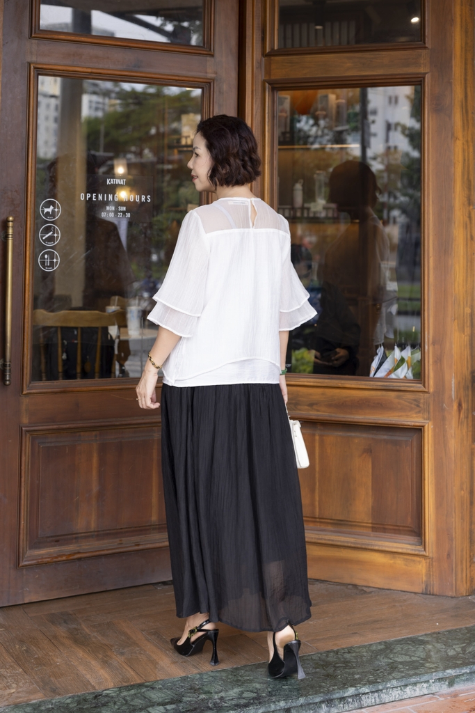 M COLLECTION | Áo Kiểu Nữ Trung Niên Tặng Mẹ Tơ Dập Ly Có Lót Thêu Hoa Tay Lỡ Xếp Tầng Xẻ Tà A12886LW01