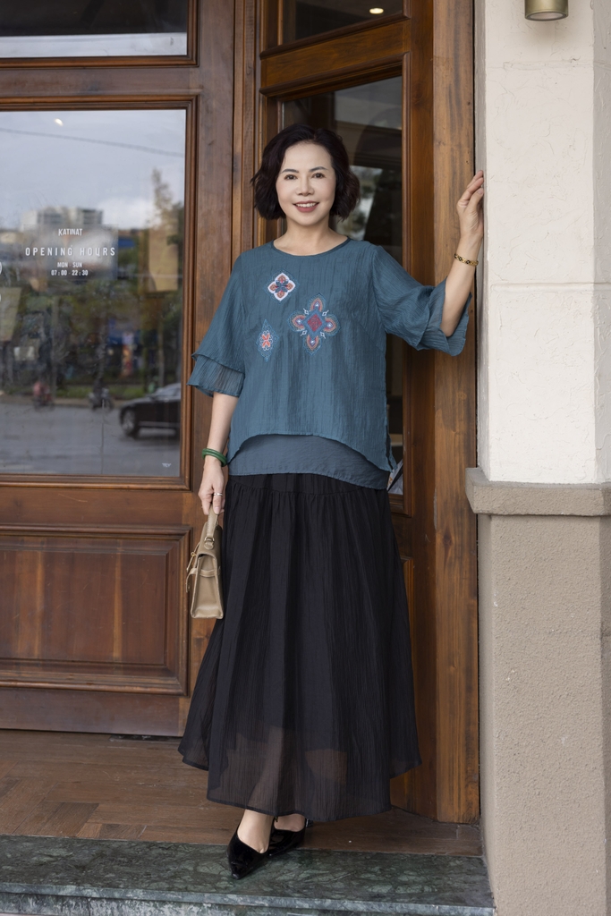 M COLLECTION | Áo Kiểu Nữ Trung Niên Tặng Mẹ Tơ Dập Ly Có Lót Thêu Hoa Tay Lỡ Xếp Tầng Xẻ Tà A12886LW01