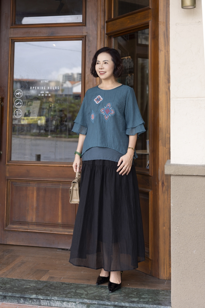 M COLLECTION | Áo Kiểu Nữ Trung Niên Tặng Mẹ Tơ Dập Ly Có Lót Thêu Hoa Tay Lỡ Xếp Tầng Xẻ Tà A12886LW01