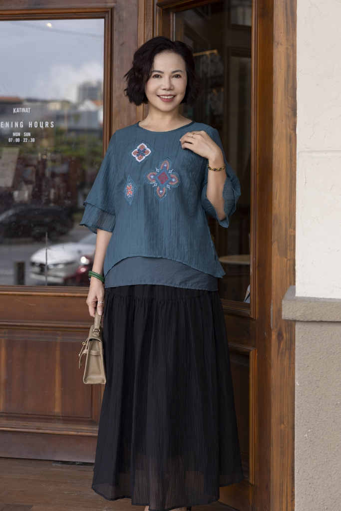 M COLLECTION | Áo Kiểu Nữ Trung Niên Tặng Mẹ Tơ Dập Ly Có Lót Thêu Hoa Tay Lỡ Xếp Tầng Xẻ Tà A12886LW01