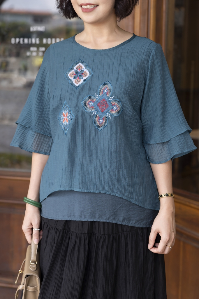 M COLLECTION | Áo Kiểu Nữ Trung Niên Tặng Mẹ Tơ Dập Ly Có Lót Thêu Hoa Tay Lỡ Xếp Tầng Xẻ Tà A12886LW01