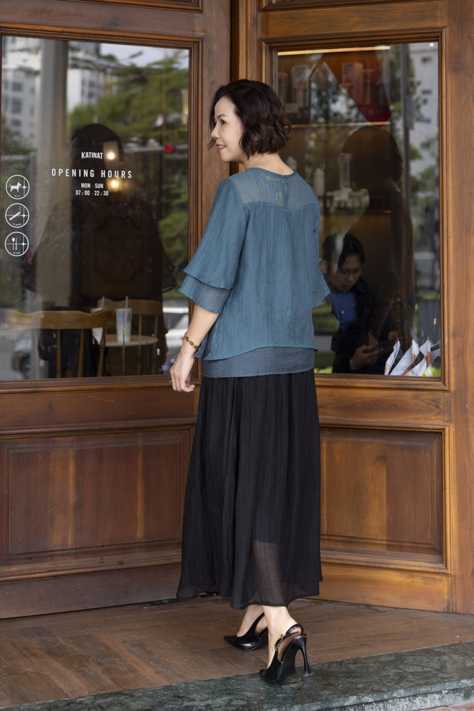 M COLLECTION | Áo Kiểu Nữ Trung Niên Tặng Mẹ Tơ Dập Ly Có Lót Thêu Hoa Tay Lỡ Xếp Tầng Xẻ Tà A12886LW01