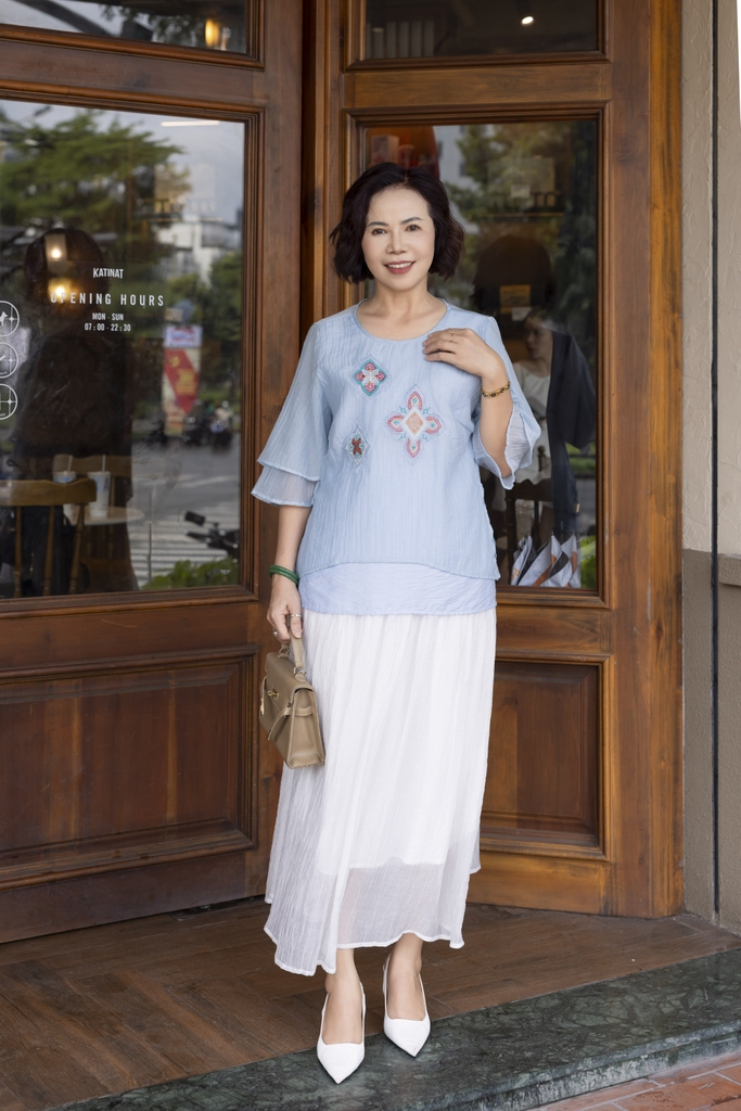 M COLLECTION | Áo Kiểu Nữ Trung Niên Tặng Mẹ Tơ Dập Ly Có Lót Thêu Hoa Tay Lỡ Xếp Tầng Xẻ Tà A12886LW01