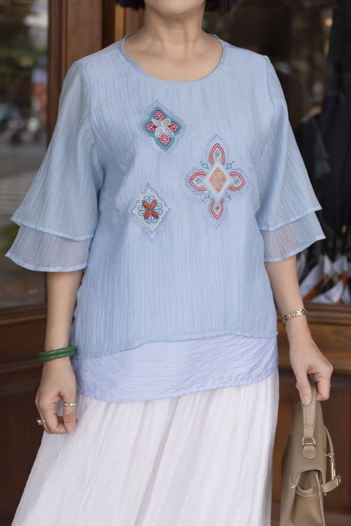 M COLLECTION | Áo Kiểu Nữ Trung Niên Tặng Mẹ Tơ Dập Ly Có Lót Thêu Hoa Tay Lỡ Xếp Tầng Xẻ Tà A12886LW01