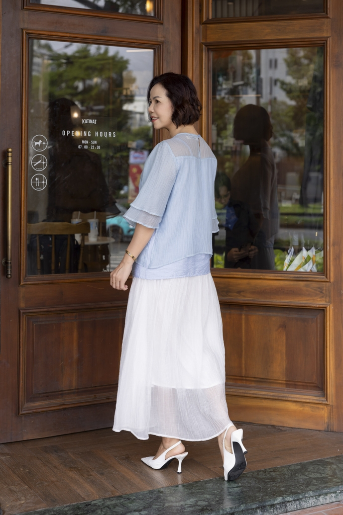 M COLLECTION | Áo Kiểu Nữ Trung Niên Tặng Mẹ Tơ Dập Ly Có Lót Thêu Hoa Tay Lỡ Xếp Tầng Xẻ Tà A12886LW01