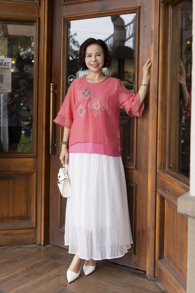 M COLLECTION | Áo Kiểu Nữ Trung Niên Tặng Mẹ Tơ Dập Ly Có Lót Thêu Hoa Tay Lỡ Xếp Tầng Xẻ Tà A12886LW01