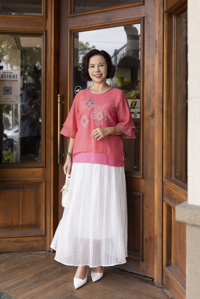 M COLLECTION | Áo Kiểu Nữ Trung Niên Tặng Mẹ Tơ Dập Ly Có Lót Thêu Hoa Tay Lỡ Xếp Tầng Xẻ Tà A12886LW01