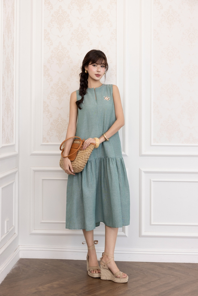 SWANLAKE | Váy Đầm Nữ Suông Sát Nách Vải Cotton Sọc Cổ Trụ Xẻ Bèo Nhún Dạo Phố Du Lịch Hè D13798LW01