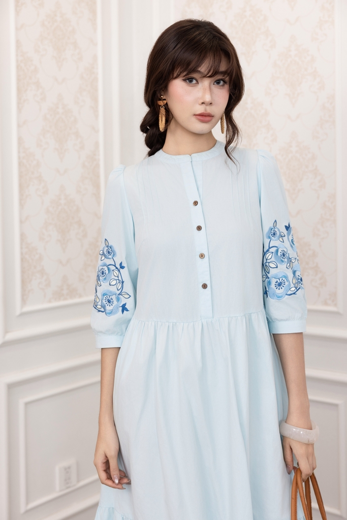 SWANLAKE | Váy Đầm Nữ Maxi Đuôi Cá Xòe Vải Cotton Tay Lỡ Thêu Hoa Cổ Trụ Cài Nút Công Sở D13567LW01