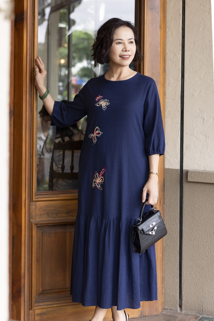 COLLECTION | Váy Đầm Maxi Nữ Trung Niên Tặng Mẹ Vải Linen Đuôi Cá Thêu Hoa Tay Lỡ Bo Chun D12531LW01