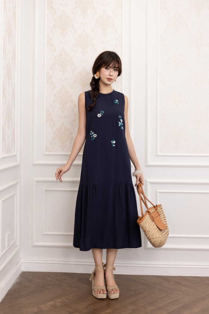 SWANLAKE | Váy Đầm Nữ Maxi Suông Sát Nách Cổ Tròn Vải Linen Thêu Hoa Hai Lớp Du Lịch Biển Hè D13718LW01