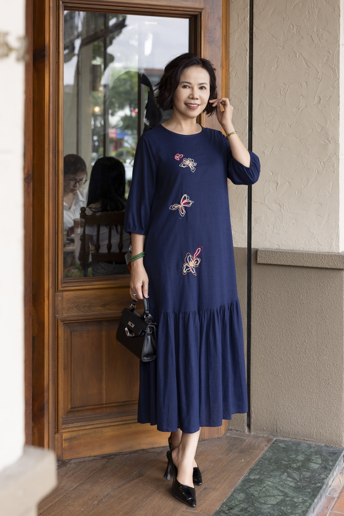 COLLECTION | Váy Đầm Maxi Nữ Trung Niên Tặng Mẹ Vải Linen Đuôi Cá Thêu Hoa Tay Lỡ Bo Chun D12531LW01