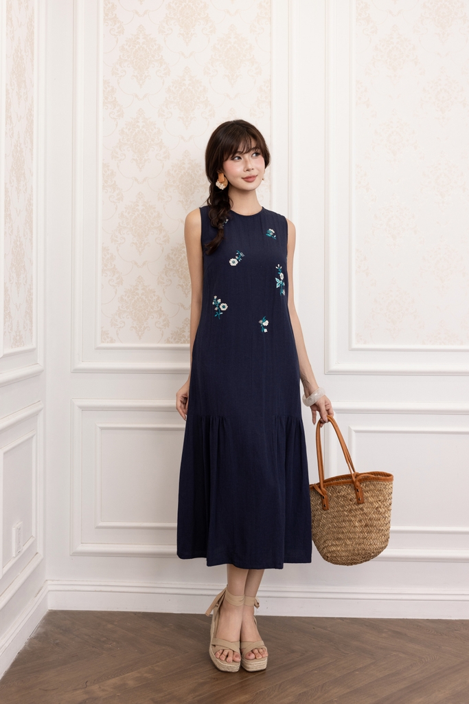 SWANLAKE | Váy Đầm Nữ Maxi Suông Sát Nách Cổ Tròn Vải Linen Thêu Hoa Hai Lớp Du Lịch Biển Hè D13718LW01