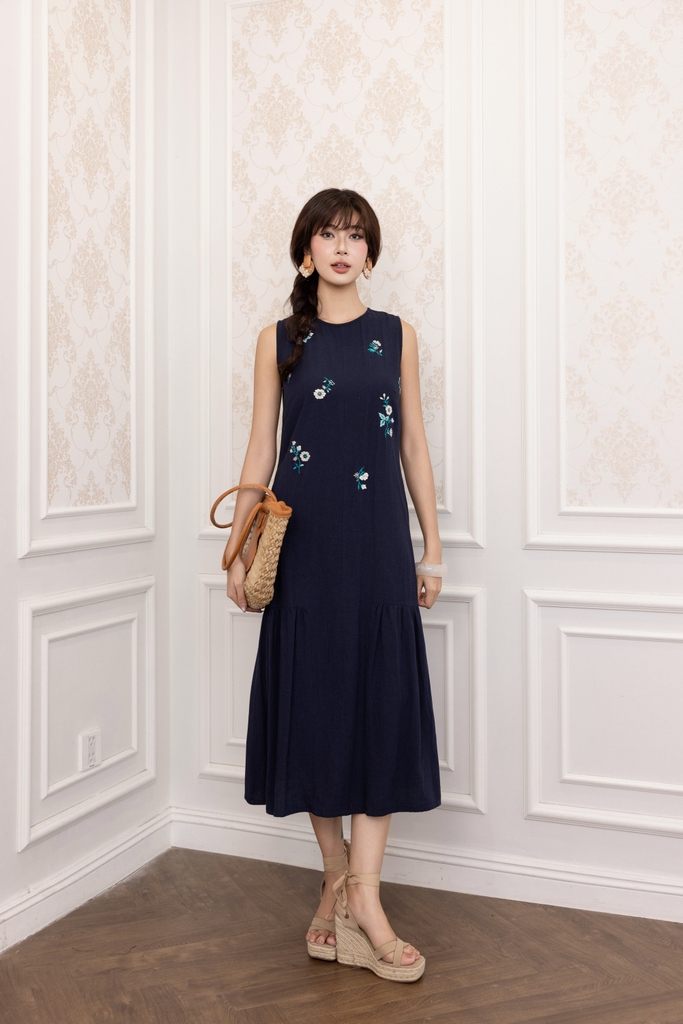 SWANLAKE | Váy Đầm Nữ Maxi Suông Sát Nách Cổ Tròn Vải Linen Thêu Hoa Hai Lớp Du Lịch Biển Hè D13718LW01