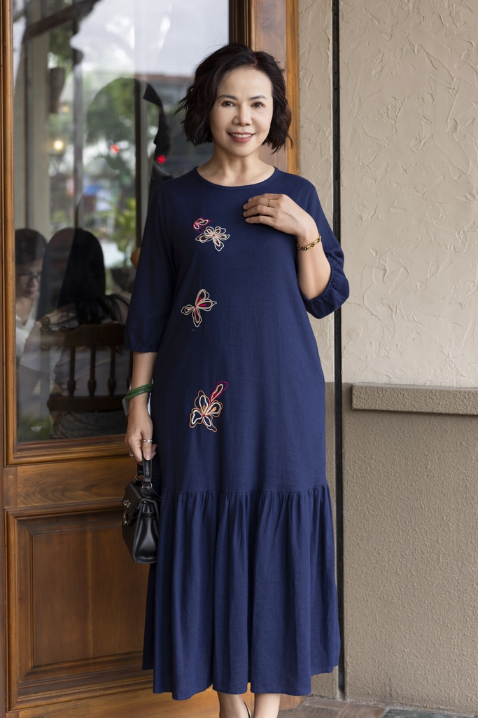 COLLECTION | Váy Đầm Maxi Nữ Trung Niên Tặng Mẹ Vải Linen Đuôi Cá Thêu Hoa Tay Lỡ Bo Chun D12531LW01