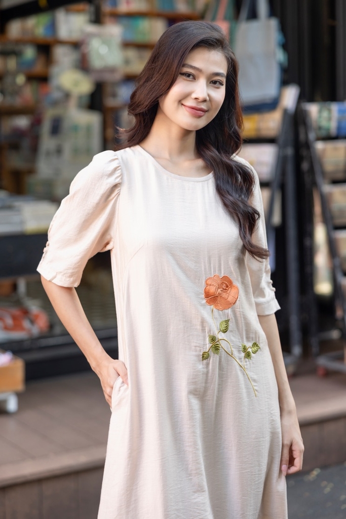 Đầm Lụa Hàn Thêu Hoa Swanlake - D11706LW01