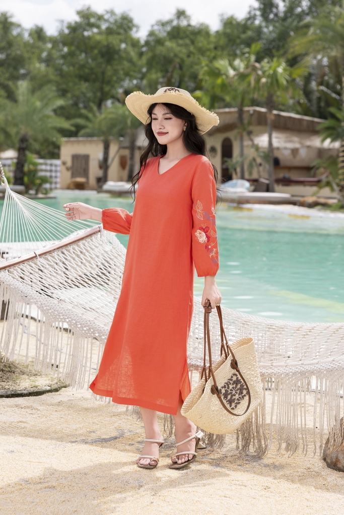 Đầm Chất Liệu Linen From Dài Hai Tay Thêu Nổi Swanlake - D12131LW01