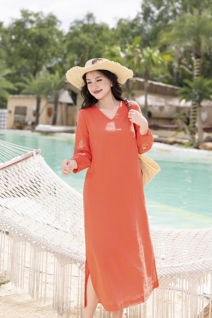 Đầm Chất Liệu Linen From Dài Hai Tay Thêu Nổi Swanlake - D12131LW01