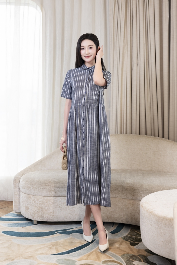 SWANLAKE | Váy Đầm Sơ Mi Nữ Midi Suông Cài Nút Sọc Dọc Nhấn Eo Xếp Ly Công Sở Linen Có Túi D12498LW02