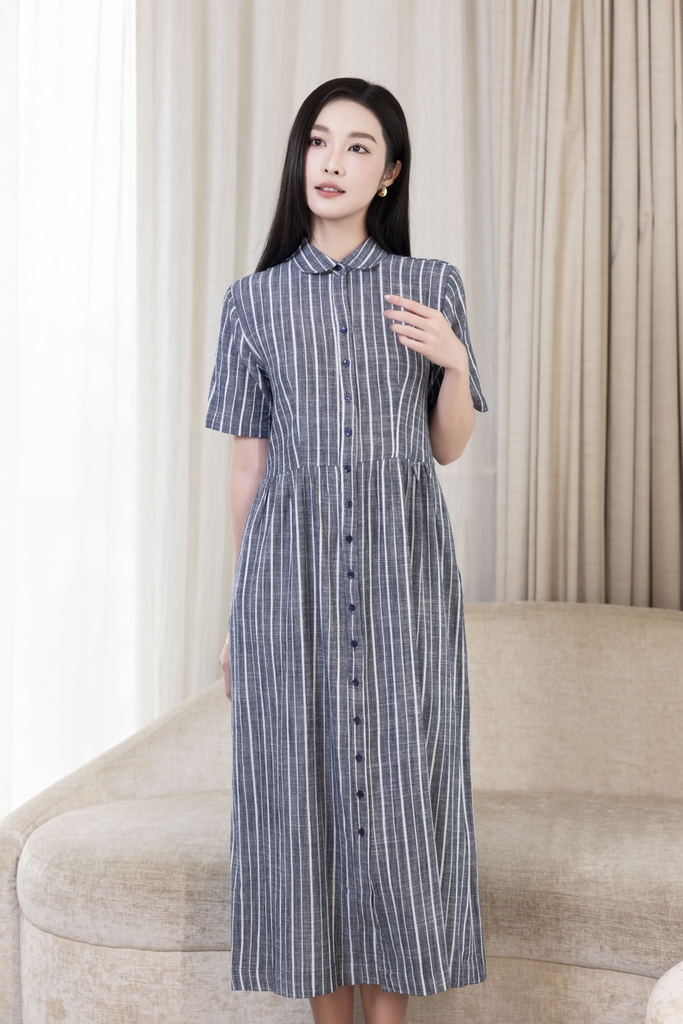 SWANLAKE | Váy Đầm Sơ Mi Nữ Midi Suông Cài Nút Sọc Dọc Nhấn Eo Xếp Ly Công Sở Linen Có Túi D12498LW02