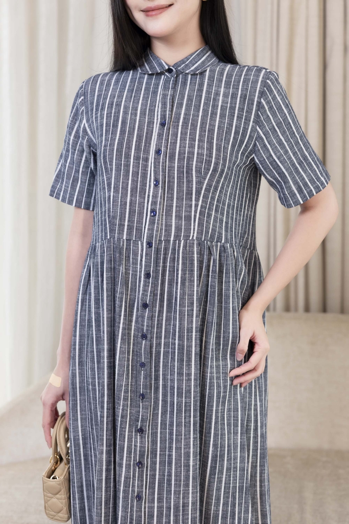 SWANLAKE | Váy Đầm Sơ Mi Nữ Midi Suông Cài Nút Sọc Dọc Nhấn Eo Xếp Ly Công Sở Linen Có Túi D12498LW02