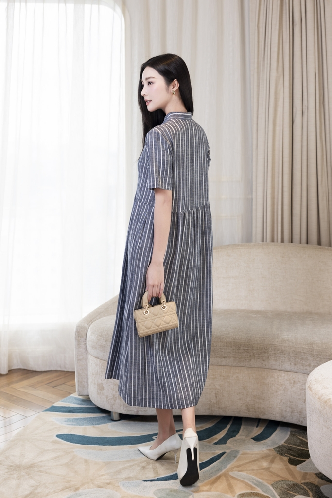 SWANLAKE | Váy Đầm Sơ Mi Nữ Midi Suông Cài Nút Sọc Dọc Nhấn Eo Xếp Ly Công Sở Linen Có Túi D12498LW02
