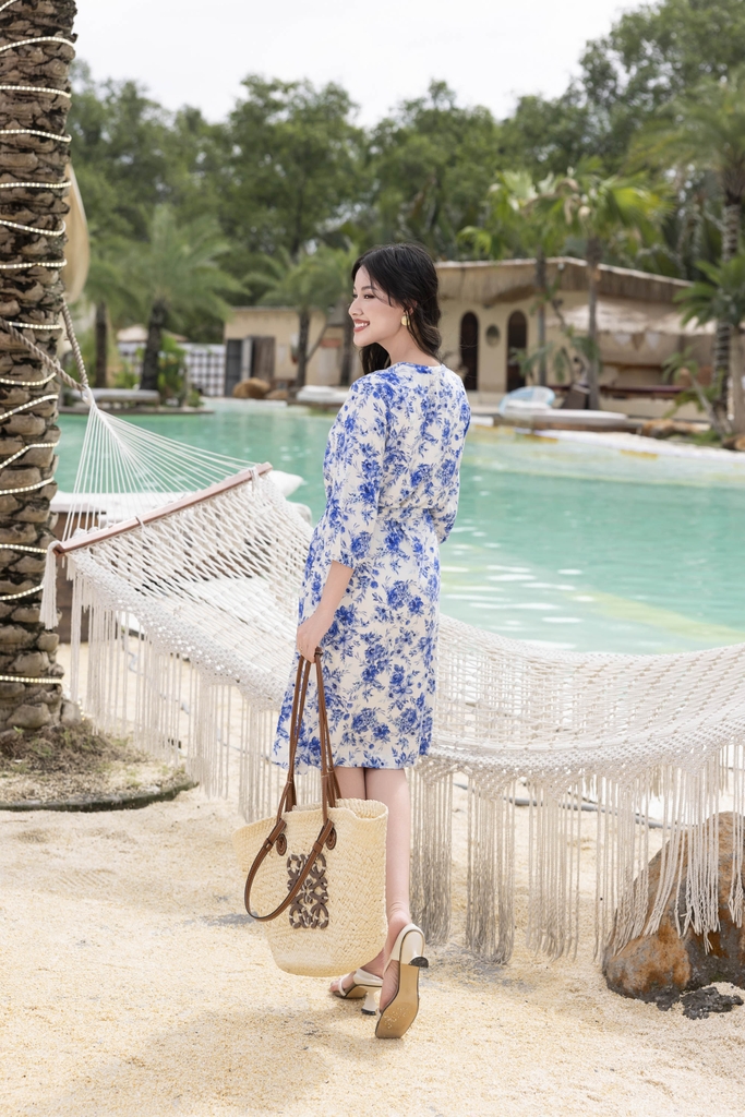 SWANLAKE | Váy Đầm Nữ Suông Dây Thắt Eo Cổ Trụ Đính Nút Vải Linen In Hoa Hè Tay Bí Lỡ Có Túi D12671LW03