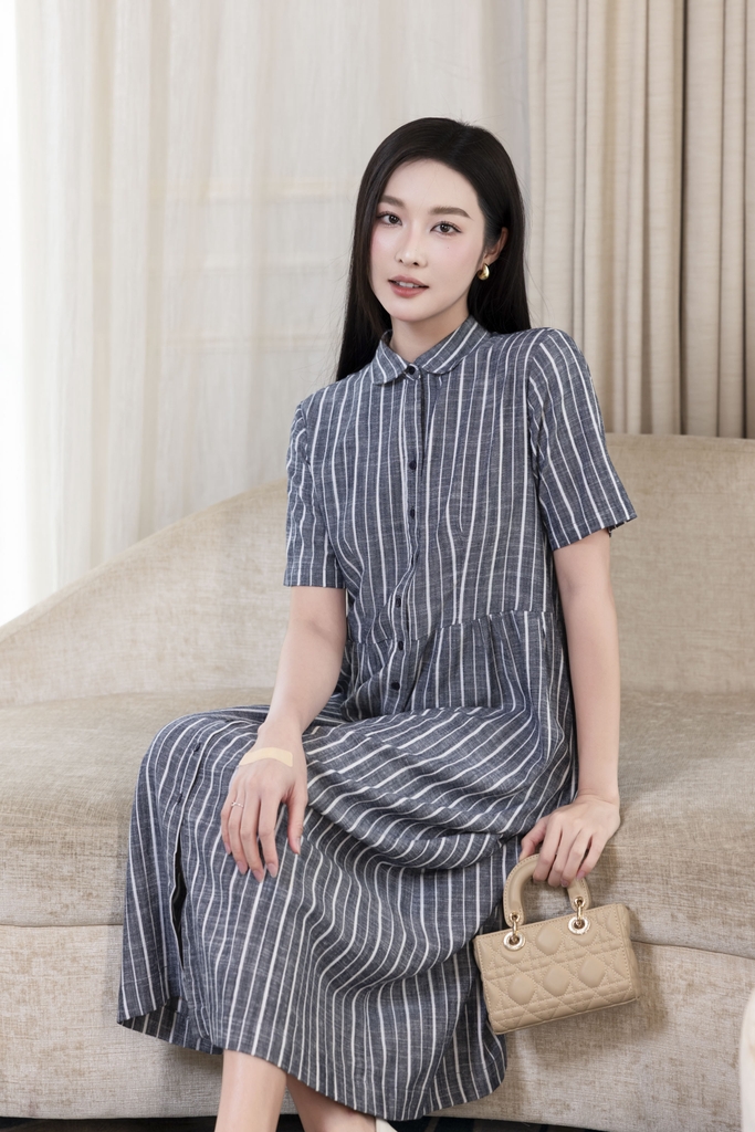 SWANLAKE | Váy Đầm Sơ Mi Nữ Midi Suông Cài Nút Sọc Dọc Nhấn Eo Xếp Ly Công Sở Linen Có Túi D12498LW02
