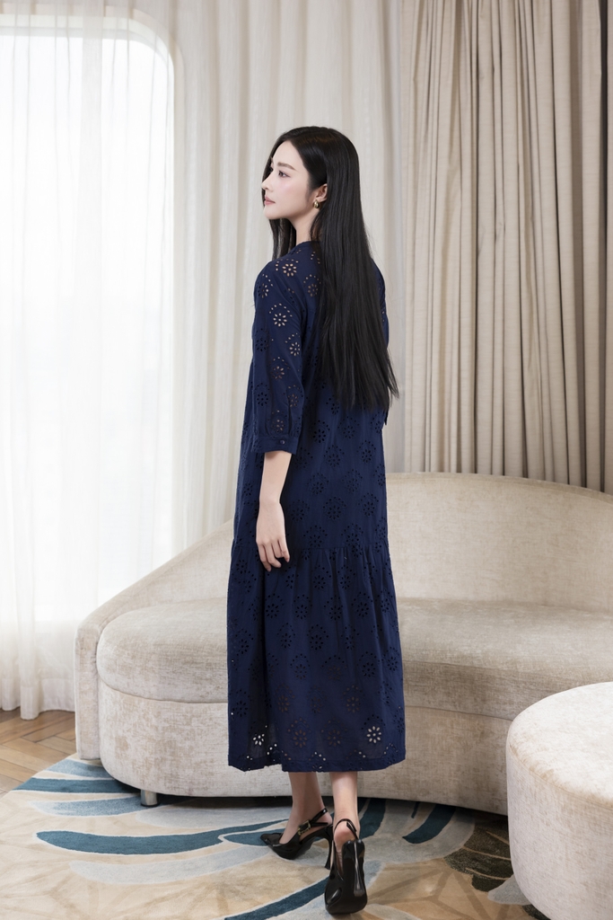 SWANLAKE | Váy Đầm Nữ Maxi Suông Đuôi Cá Cài Nút Linen Thêu Đục Lỗ Tay Bí Lỡ Du Lịch Biển Hè D12761LW01