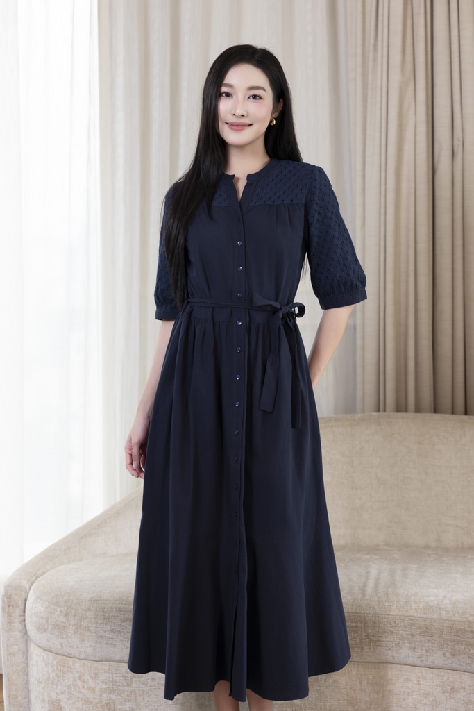 SWANLAKE | Váy Đầm Nữ Maxi Suông Cổ Trụ Cài Nút Cotton Phối Ren Dây Thắt Eo Tay Lỡ Công Sở D12821LW01