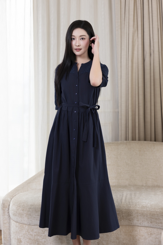 SWANLAKE | Váy Đầm Nữ Maxi Suông Cổ Trụ Cài Nút Cotton Phối Ren Dây Thắt Eo Tay Lỡ Công Sở D12821LW01