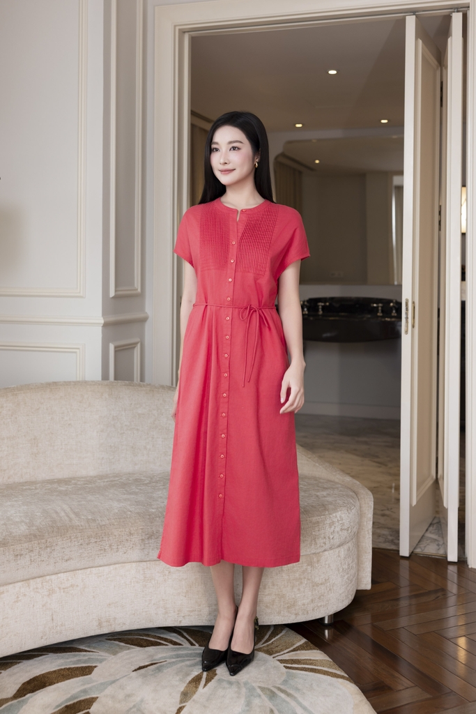 SWANLAKE | Váy Đầm Nữ Midi Suông Cổ Trụ Cài Nút Xếp Ly Vải Linen Dây Thắt Eo Xẻ Tà Công Sở D12752LW01