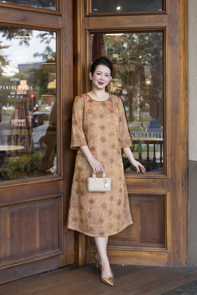 M COLLECTION | Váy Đầm Tiệc Suông Nữ Trung Niên Tặng Mẹ Tơ Nha Xá Cổ Tròn Tay Lỡ Có Túi D13532LW01