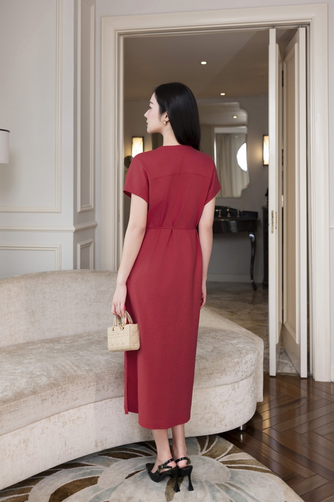 SWANLAKE | Váy Đầm Nữ Midi Suông Cổ Trụ Cài Nút Xếp Ly Vải Linen Dây Thắt Eo Xẻ Tà Công Sở D12752LW01