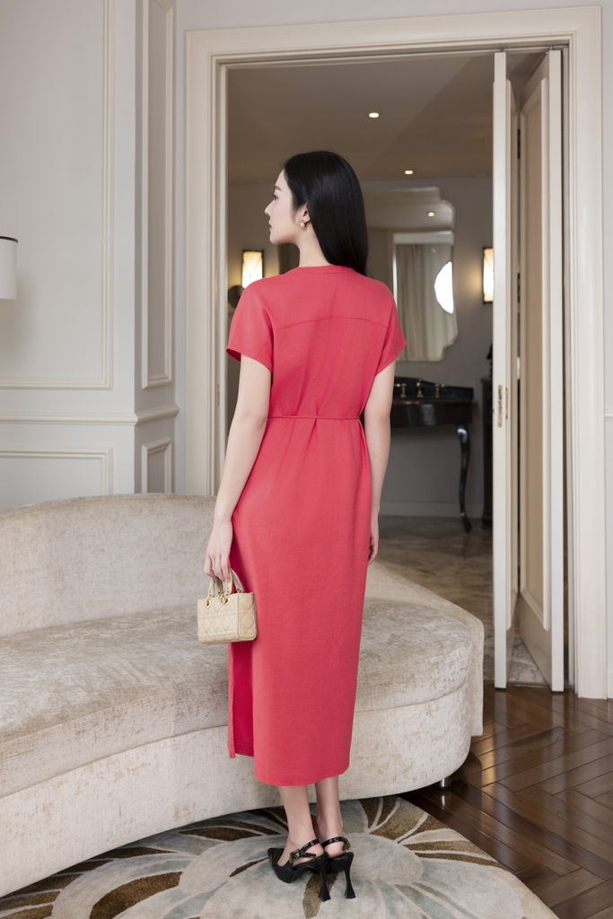 SWANLAKE | Váy Đầm Nữ Midi Suông Cổ Trụ Cài Nút Xếp Ly Vải Linen Dây Thắt Eo Xẻ Tà Công Sở D12752LW01