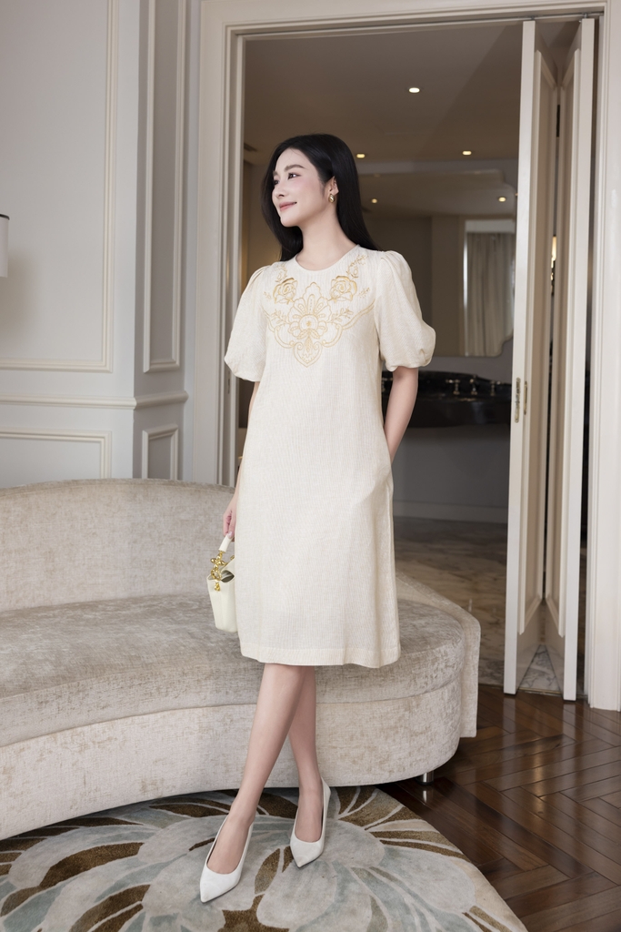 SWANLAKE | Váy Đầm Nữ Suông Tay Bí Phồng Thêu Hoa Bóng Nổi Công Sở Linen Sọc Cổ Tròn Có Túi D12873LW01