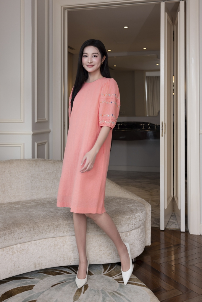 SWANLAKE | Váy Đầm Nữ Suông Vải Linen Tay Bí Lỡ Thêu Hoa Cổ Tròn Có Túi Công Sở Thanh Lịch D12768LW01