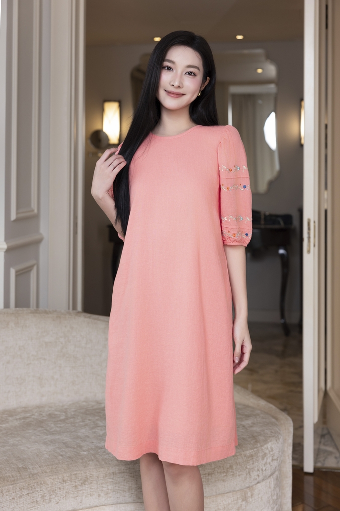 SWANLAKE | Váy Đầm Nữ Suông Vải Linen Tay Bí Lỡ Thêu Hoa Cổ Tròn Có Túi Công Sở Thanh Lịch D12768LW01