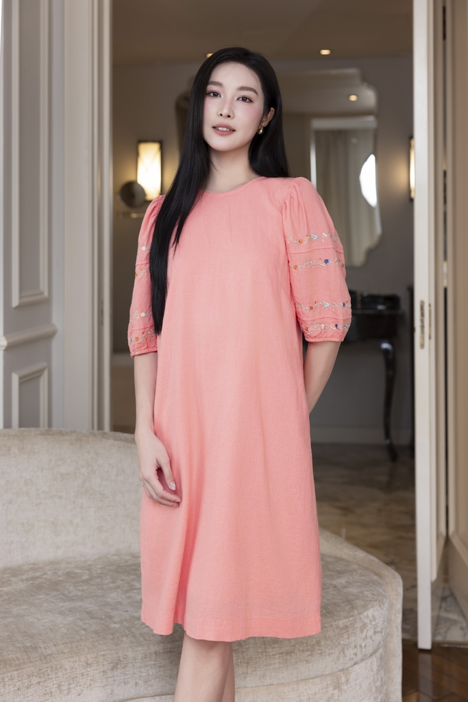 SWANLAKE | Váy Đầm Nữ Suông Vải Linen Tay Bí Lỡ Thêu Hoa Cổ Tròn Có Túi Công Sở Thanh Lịch D12768LW01