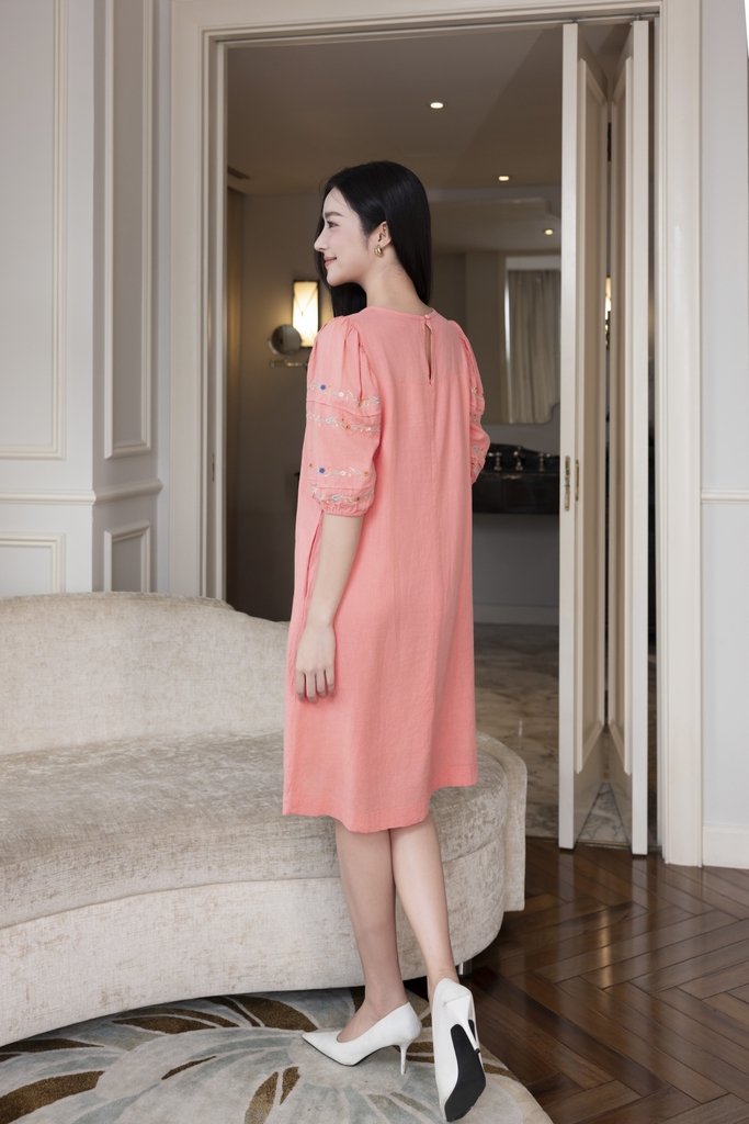 SWANLAKE | Váy Đầm Nữ Suông Vải Linen Tay Bí Lỡ Thêu Hoa Cổ Tròn Có Túi Công Sở Thanh Lịch D12768LW01