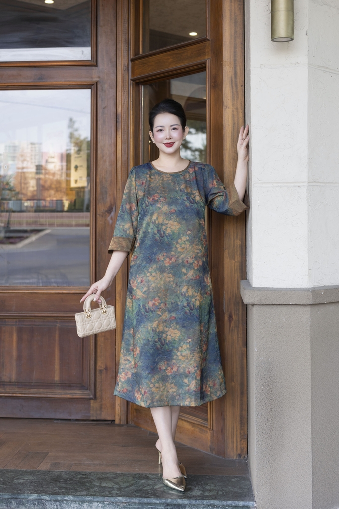 M COLLECTION | Váy Đầm Tiệc Suông Nữ Trung Niên Tặng Mẹ Tơ Nha Xá Cổ Tròn Tay Lỡ Có Túi D13532LW01