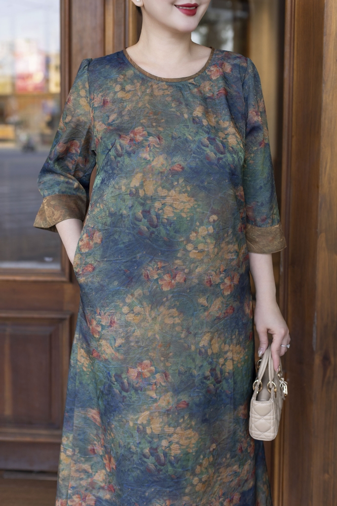 M COLLECTION | Váy Đầm Tiệc Suông Nữ Trung Niên Tặng Mẹ Tơ Nha Xá Cổ Tròn Tay Lỡ Có Túi D13532LW01