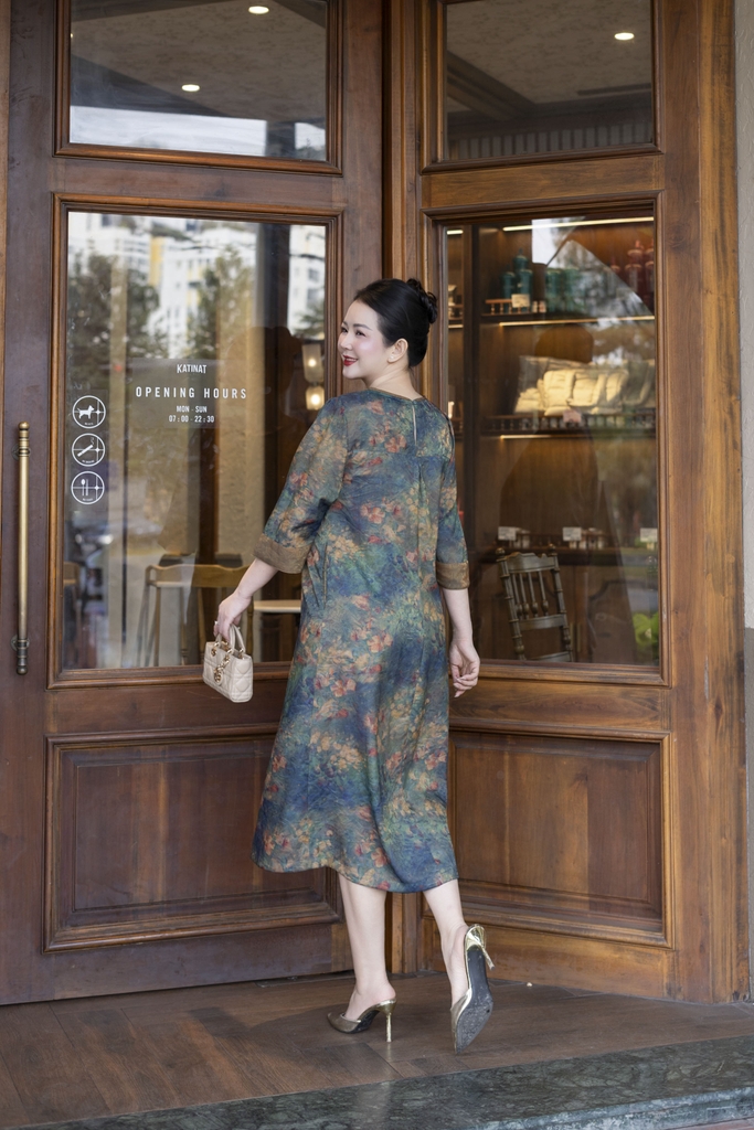 M COLLECTION | Váy Đầm Tiệc Suông Nữ Trung Niên Tặng Mẹ Tơ Nha Xá Cổ Tròn Tay Lỡ Có Túi D13532LW01