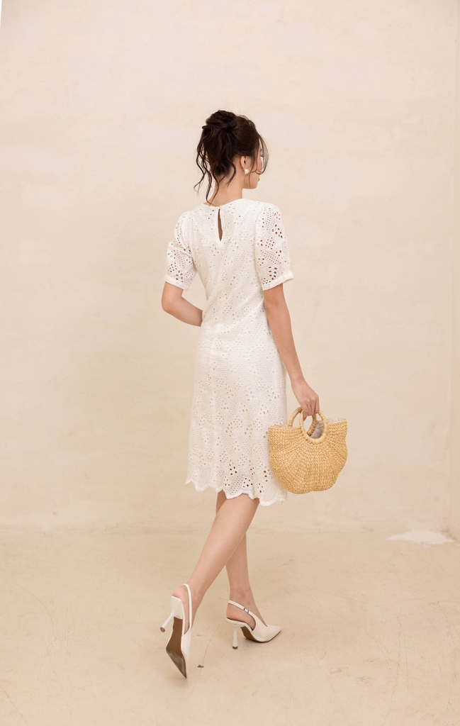 Đầm Suông Phom Ngắn Chất Cotton Thêu Đục Lỗ Swanlake- D12481LW01