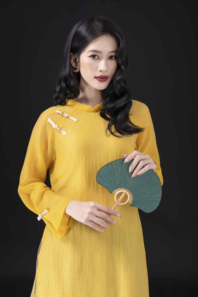 SWANLAKE | Áo Dài Cách Tân Nữ Mộc Tâm Phom Suông Cổ Trụ Tà Kép Chất Vải Xốp Hàn Đính Nút L13122LW01