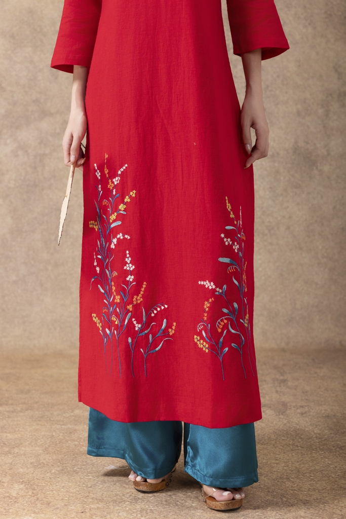 M COLLECTION | Áo Dài Tết Trung Niên Tặng Mẹ Phom Suông Cổ Truyền Thống Vải Linen Thêu Hoa L13090LW01