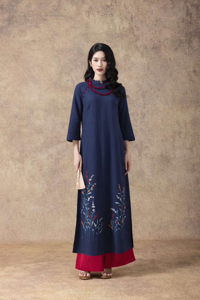 M COLLECTION | Áo Dài Tết Trung Niên Tặng Mẹ Phom Suông Cổ Truyền Thống Vải Linen Thêu Hoa L13090LW01